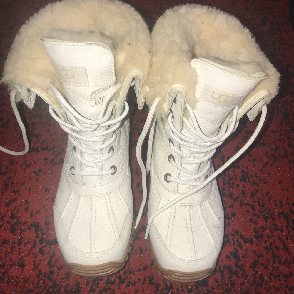 Woman’s ugg snow boots